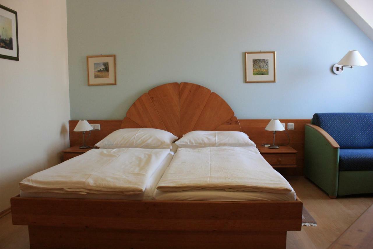 Gasthof Weinzettl Hotel Apetlon Buitenkant foto