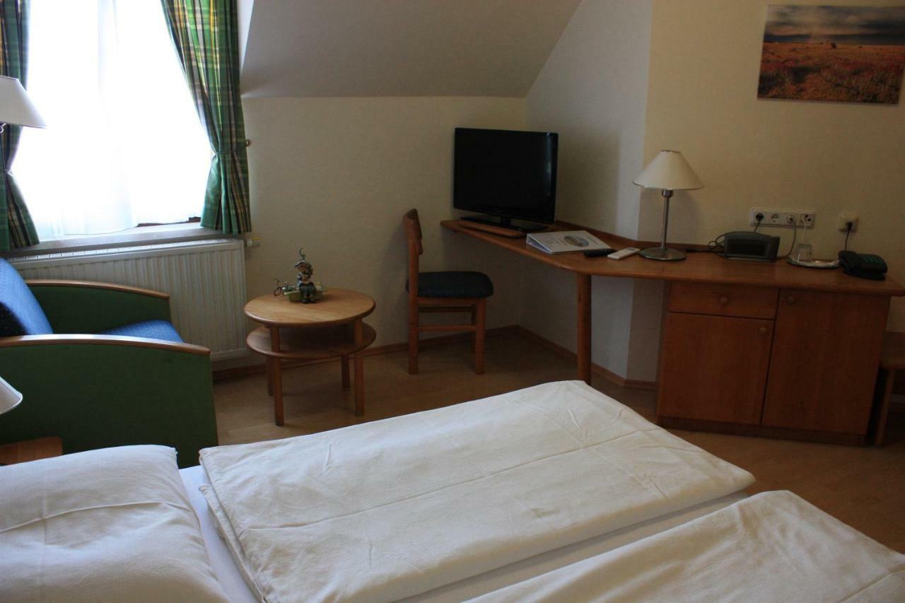 Gasthof Weinzettl Hotel Apetlon Buitenkant foto